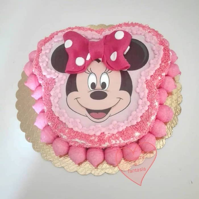 how to make a minnie mouse cake, pink frosting, pink bow, gold tray, white background