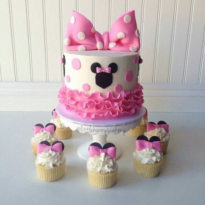 white fondant, pink frosting, how to make a minnie mouse cake, small cupcakes, white frosting