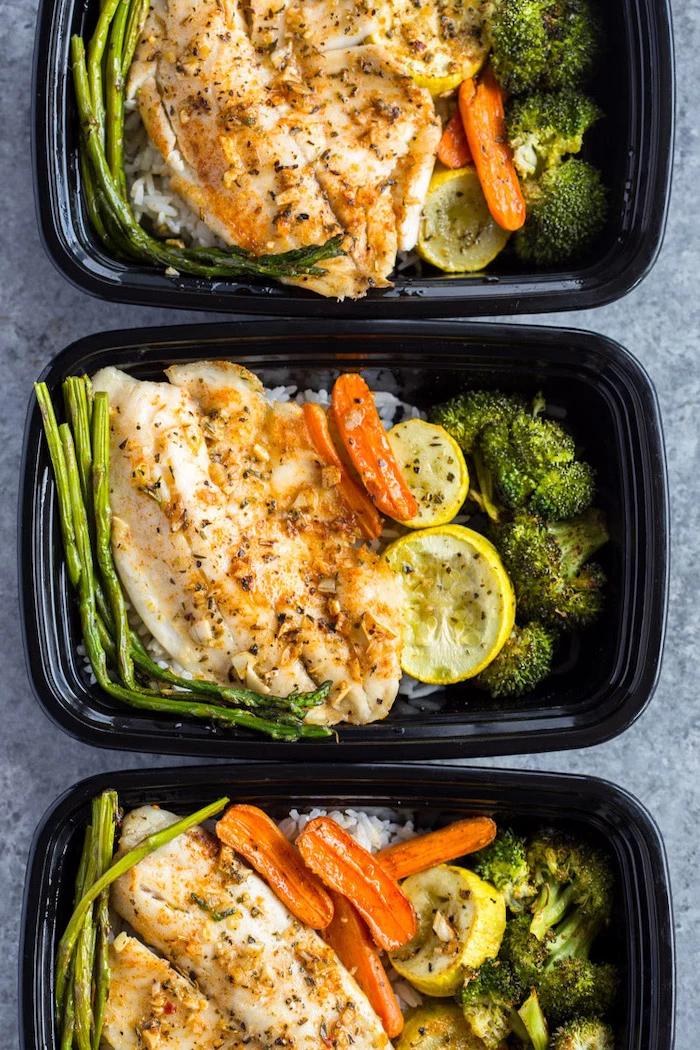 easy meal prep ideas, chicken fillet, with asparagus, broccoli and carrots, black plastic containers