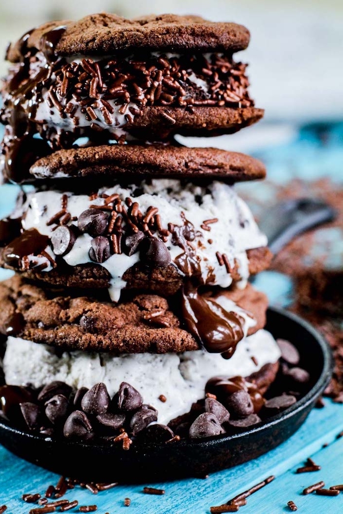 easy chocolate chip cookies, two cocoa cookies, ice cream between them, chocolate sprinkles, blue table