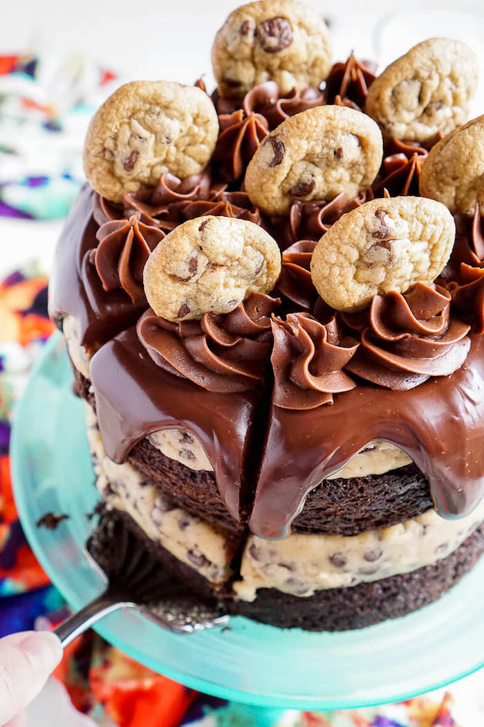 cookie dough cake, chocolate frosting on top, cookies on top, easy chocolate chip cookies recipe, blue cake stand