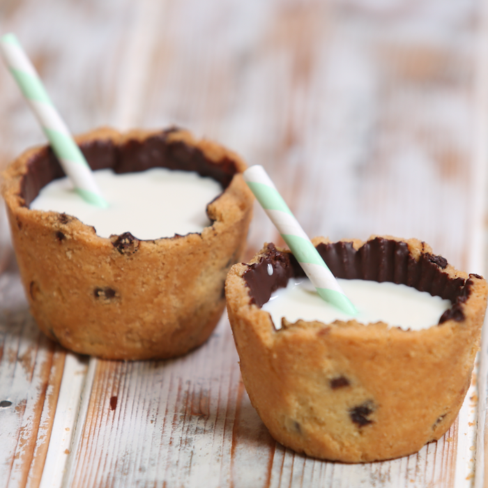 cookie dough cups, milk inside, paper straws, easy chocolate chip cookies recipe, wooden table
