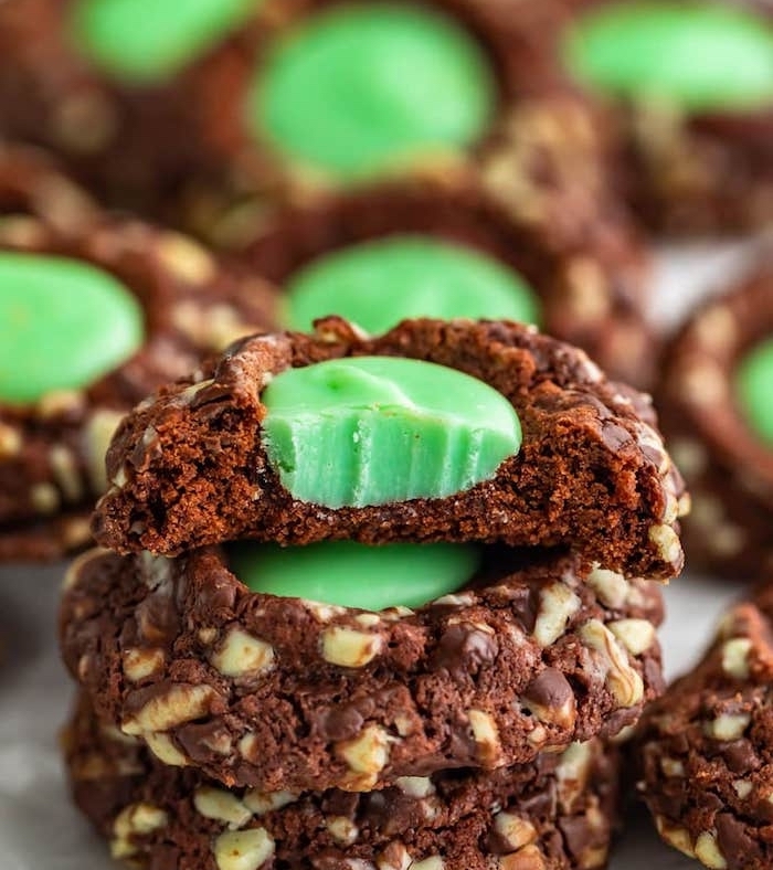 cocoa cookies, with nuts, mint frosting inside, soft chocolate chip cookie recipe, arranged together