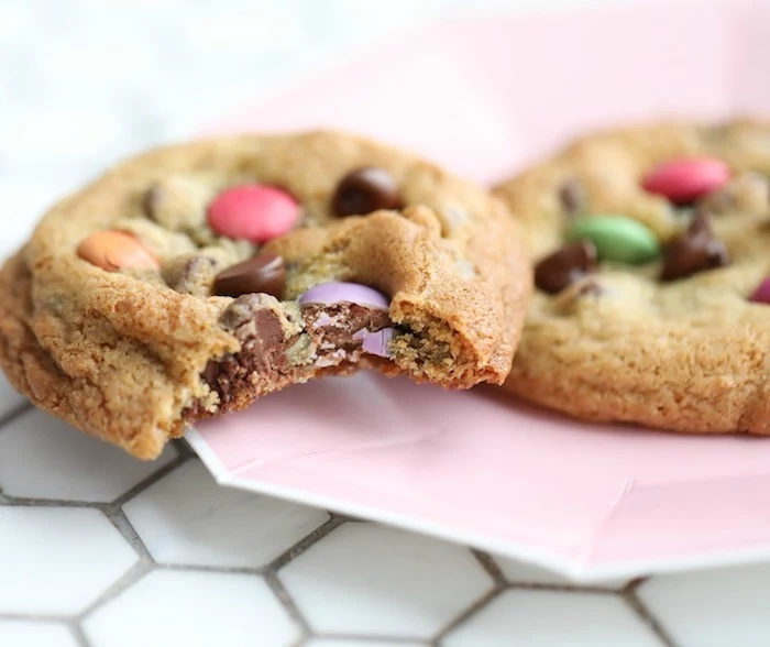 cookies with m and ms, soft chocolate chip cookie recipe, pink plate, white table