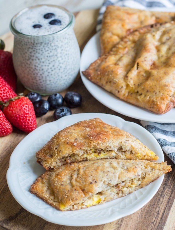 hot pockets, on white plates, wooden table, ketogenic diet recipes, smoothie with chia seeds, blueberries and strawberries