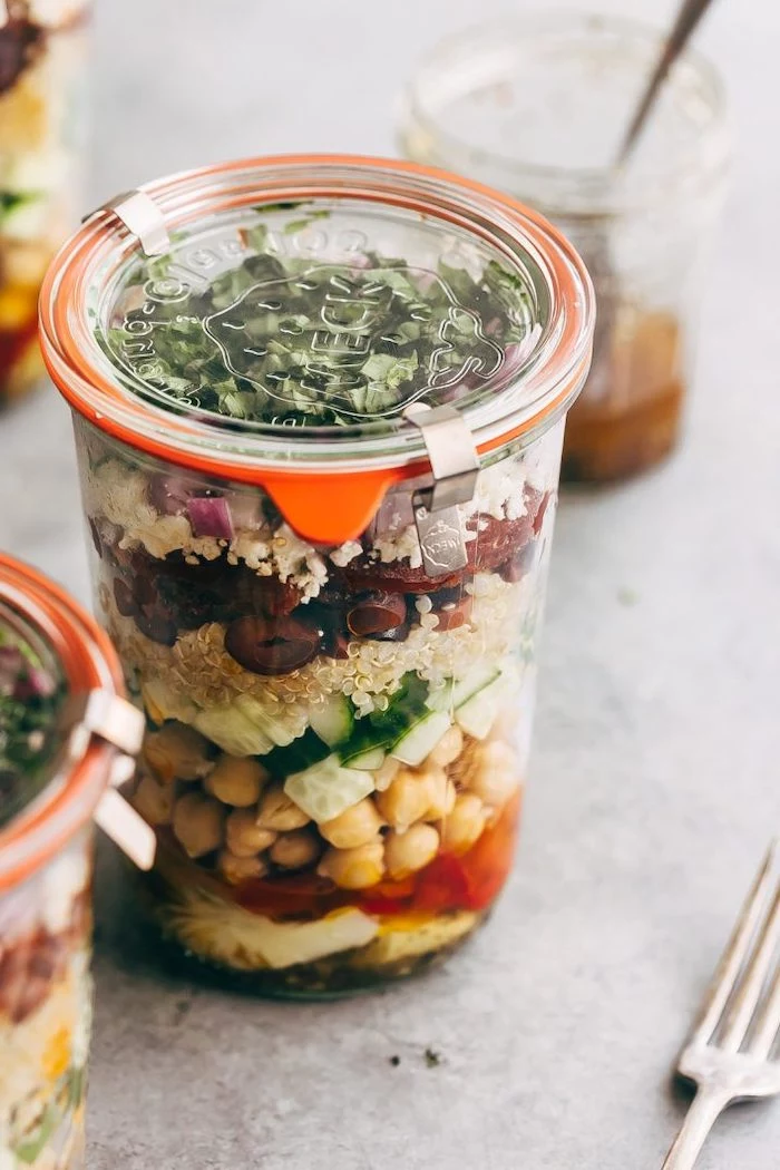 meal prep for weight loss, greek quinoa salad, with chickpeas, quinoa and cucumbers, black beans, inside a mason jar