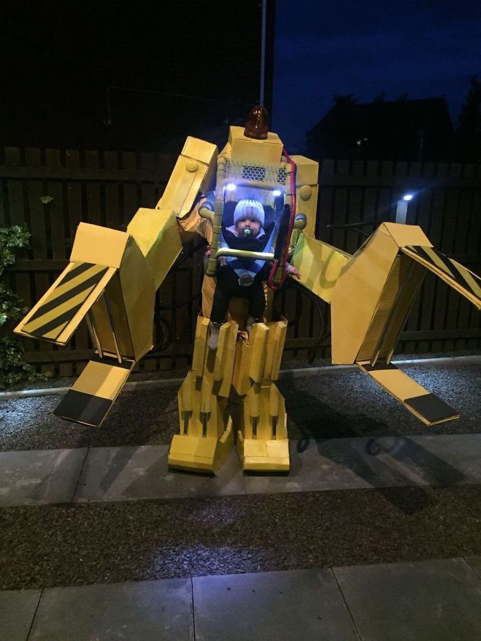 baby dressed as a robot, made of carton boxes, halloween costume ideas for girls, lights inside