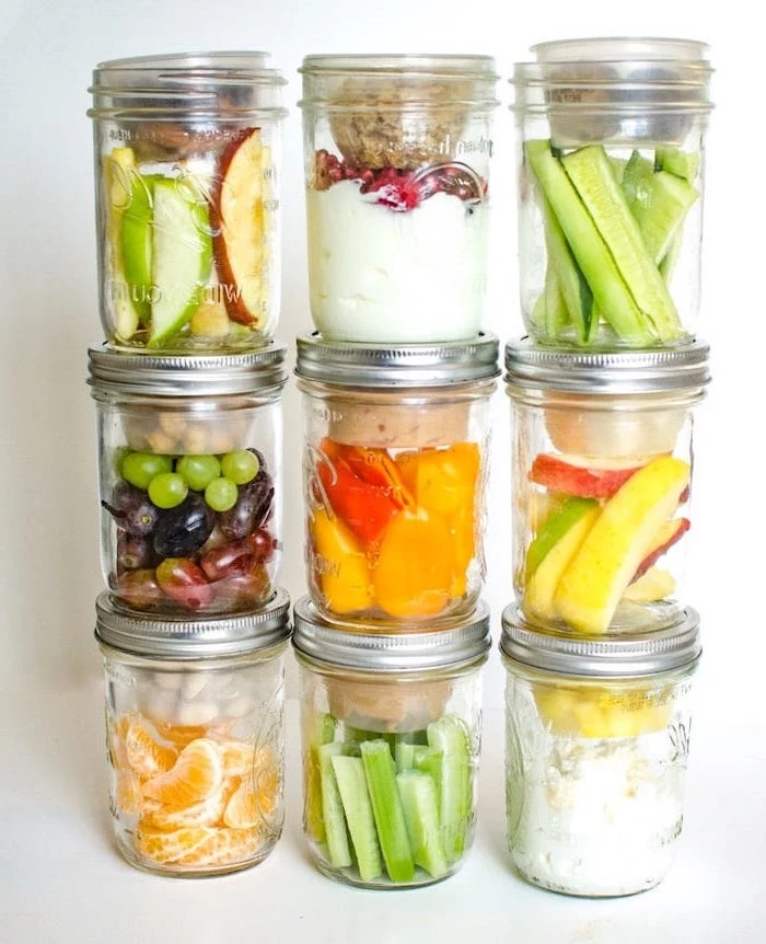easy lunches for work, mason jars, filled with different meals, fruits and vegetables, granola and yoghurt