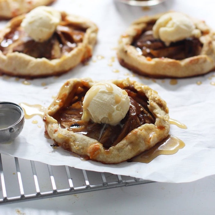 cute thanksgiving desserts, apple cookies, caramel drizzle, ice cream on top, white baking paper