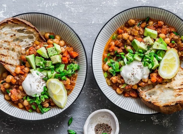 toasted bread, chickpeas and beans chilli, healthy meal prep ideas, avocado sliced, green onions, lemon slices
