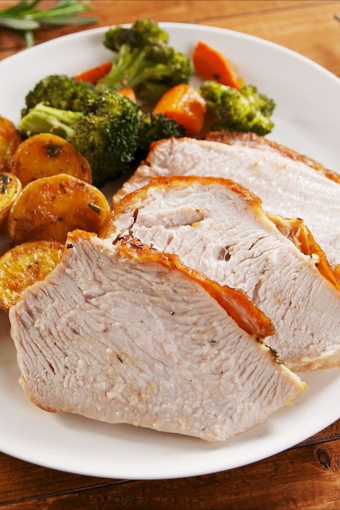 turkey slices, hash browns, broccoli and carrots, how to cook a turkey in the oven, wooden table, white plate