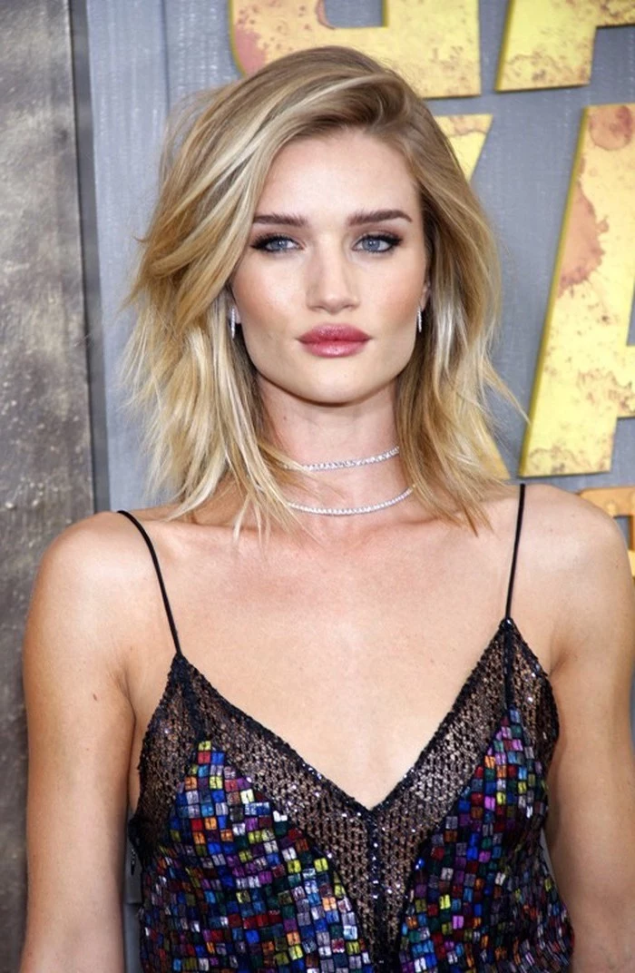  layered haircuts with bangs, rosie huntington whitely, wearing a sequinned dress, blonde hair, silver necklaces