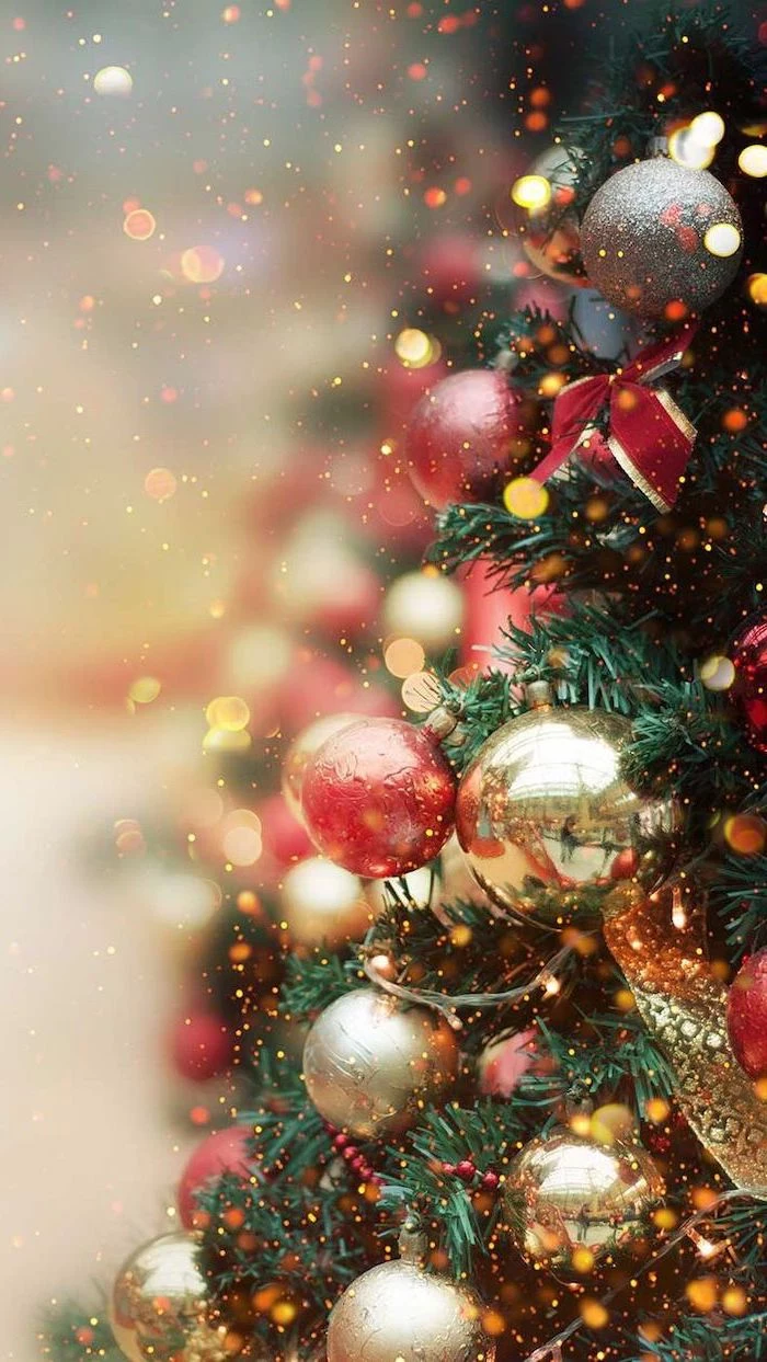 decorated christmas tree, red and gold baubles and ribbons, free desktop wallpaper, blurred background