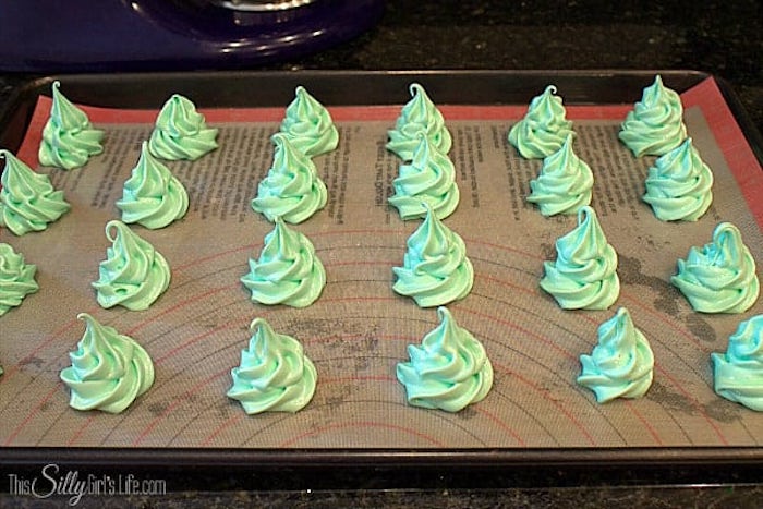 green meringue cookies, arranged on a tray lined with baking paper, how to make icing for cookies
