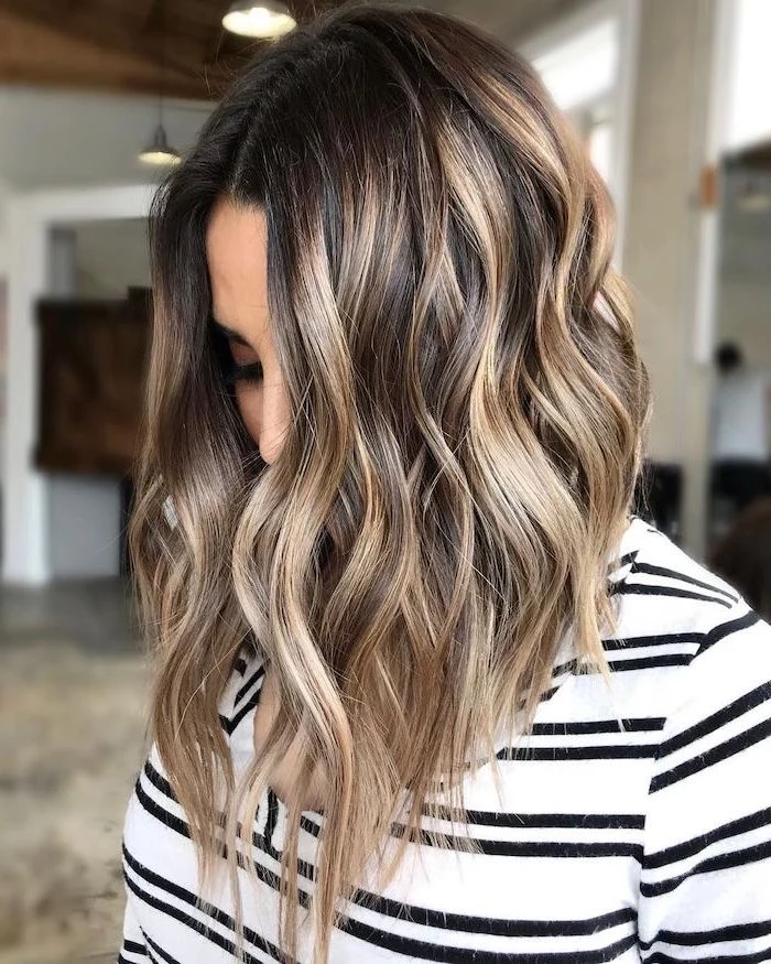 balayage brown hair with blonde highlights, 2020 hair color trends for brunettes, shoulder length wavy bob