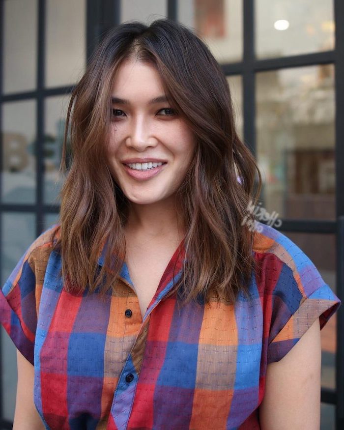 shoulder length wavy bob, hair color ideas for brunettes, woman with brown hair, caramel brown highlights, wearing colorful shirt
