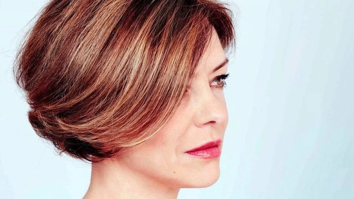 short straight bob, hair color trends fall 2020, dark red hair with blonde highlights, white background