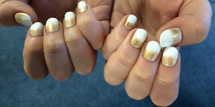 how to do ombre nails, gold to white gradient nail polish, short squoval nails, blue background