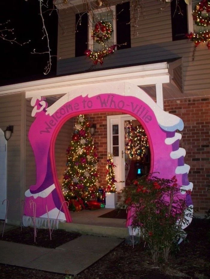 welcome to whoville, grinch inspired front door decoration, outside christmas decoration ideas, decorated christmas tree on the porch
