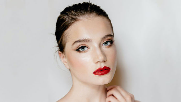 woman with blue eyes, nude eyeshadow colors, black cat eyeliner, red matte lipstick, eyeshadow looks