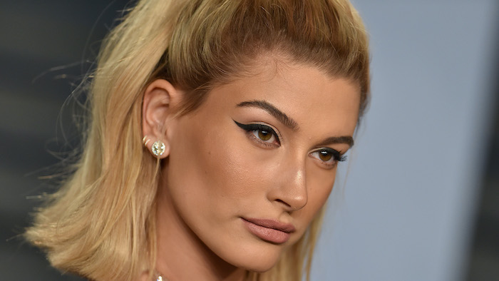 hailey baldwin, photographed on the red carpet, shoulder length blonde hair, eyeshadow ideas, nude eyeshadow and black cat eyeliner