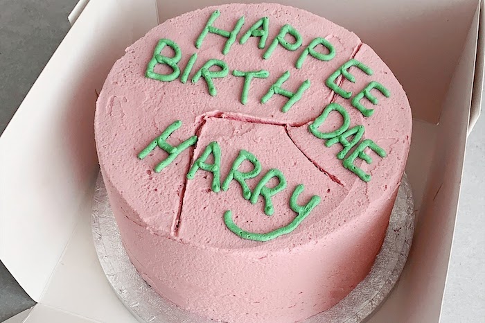 happee birthdae harry, one tier cake with pink and green buttercream, placed inside a box, happy birthday harry potter cake