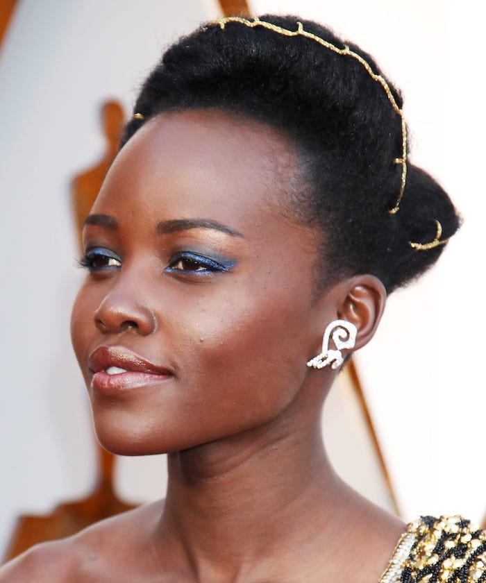 lupita nyongo, photographed on the red carpet, how to do eyeshadow, blue eyeshadow colors and eyeliner, nude lipstick