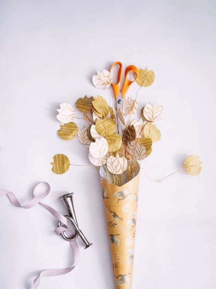 paper flowers threaded with a wire, gathered in a bouquet, diy paper flowers, vase made out of paper