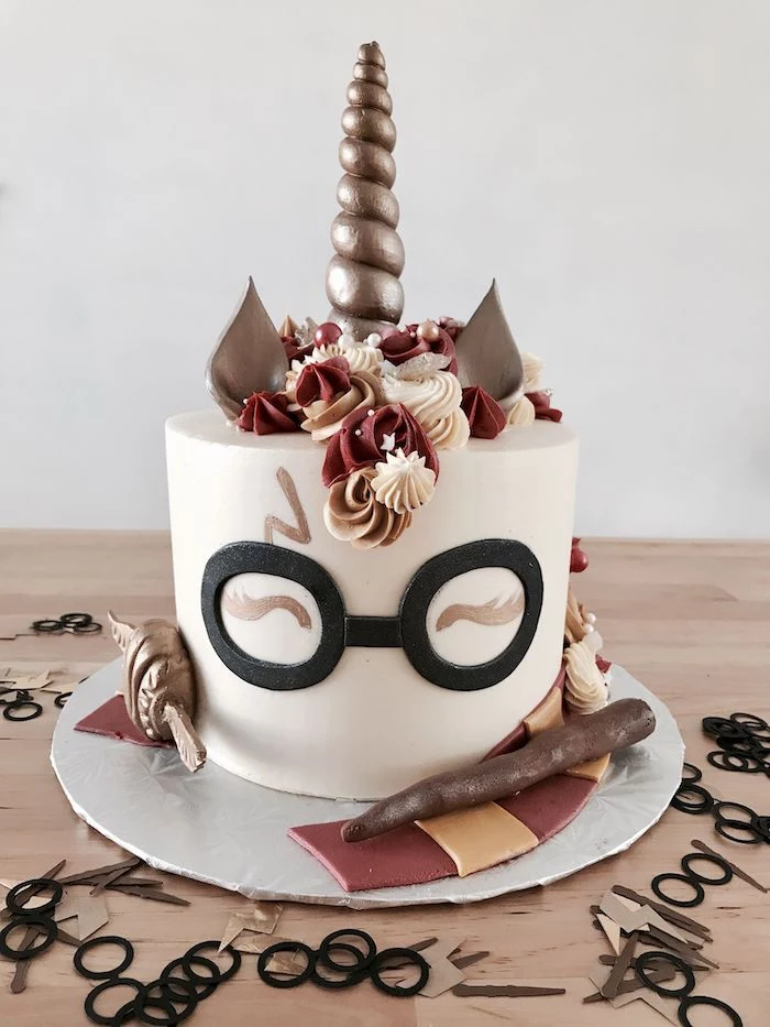 harry potter unicorn cake, diy harry potter cake, gryffindor scarf made of red and yellow fondant around it