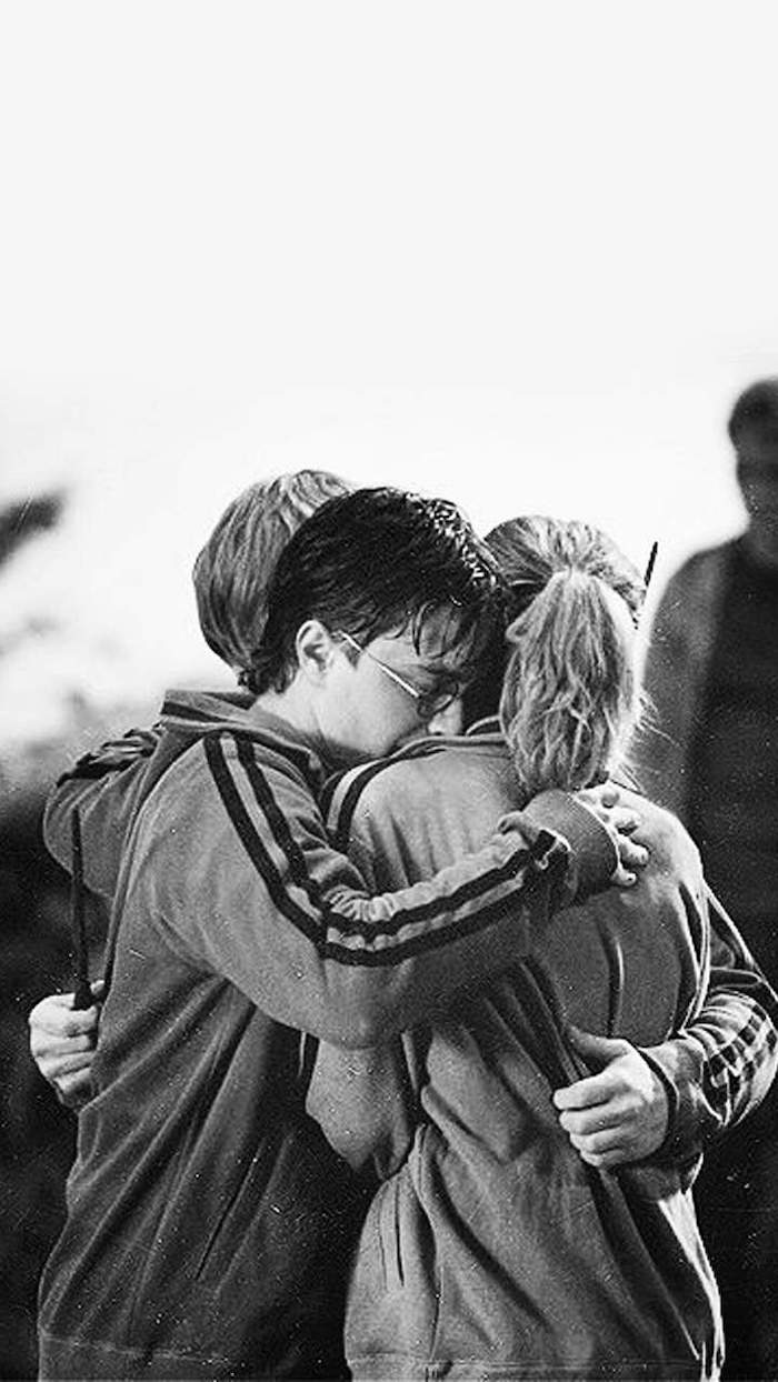 daniel radcliffe emma watson and rupert grint, harry ron and hermione hugging, wallpaper harry potter, black and white photo