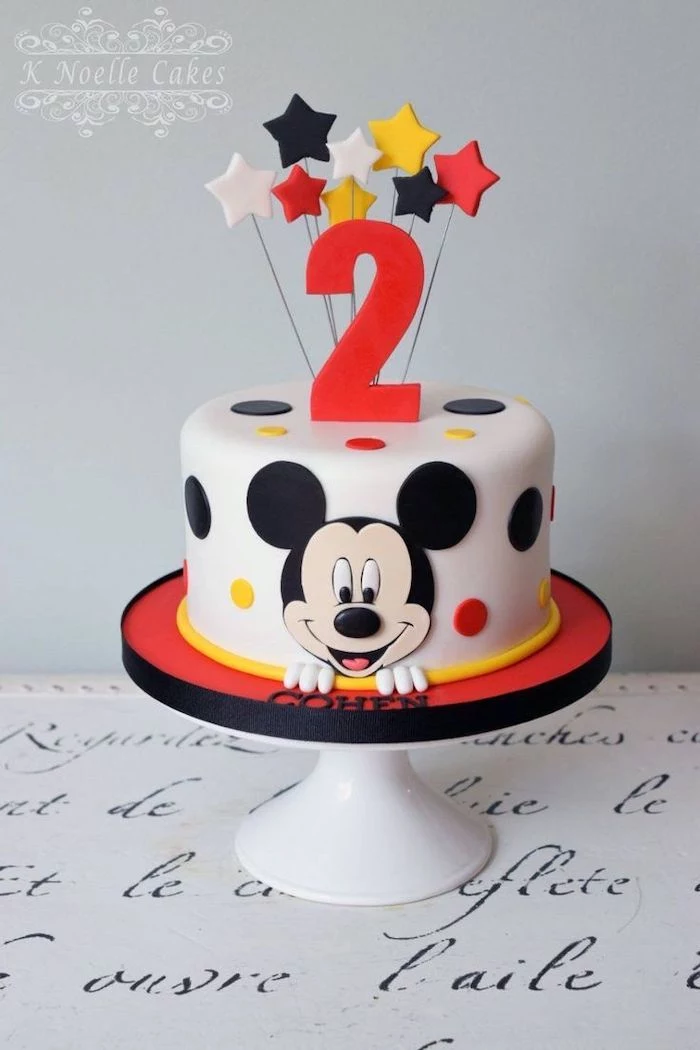 one tier cake, covered with white fondant, mickey mouse cake ideas, fondant stars cake toppers, white cake stand
