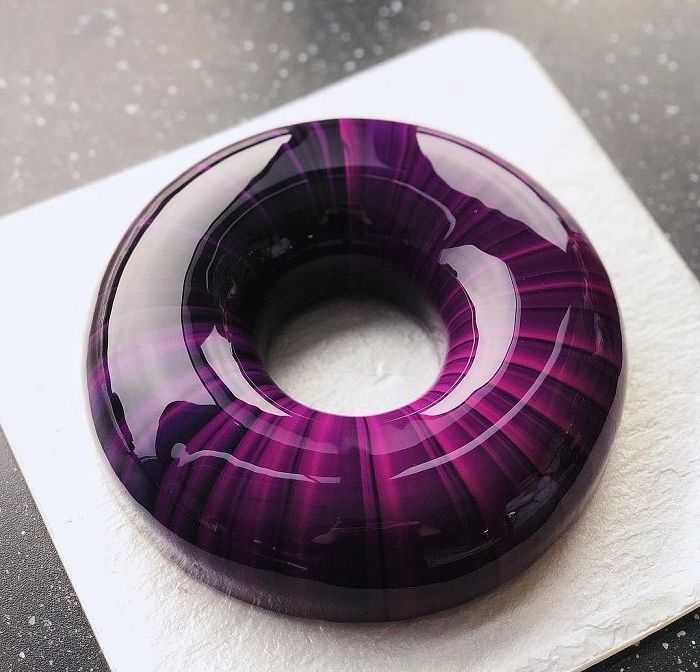 one tier donut cake, covered with pink and purple glaze, mirror glaze cake recipe, placed on white tray