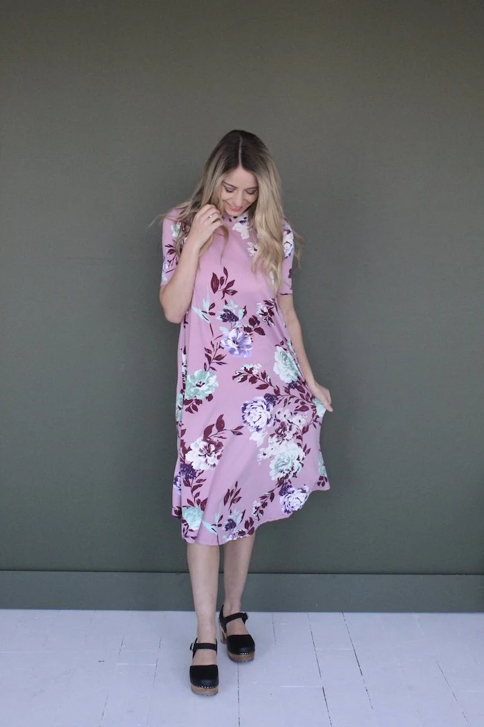 sundresses for women, blonde woman wearing pink dress with floral print, black sandals