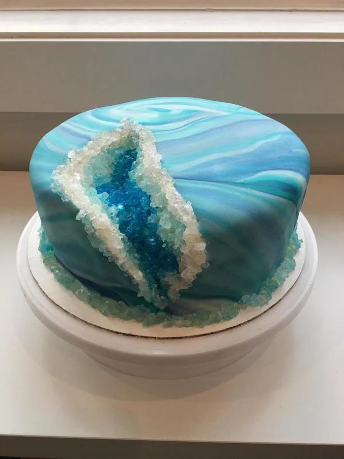 one tier cake, rock candy cake, covered with blue and purple marble fondant, decorated with white and blue rock candy