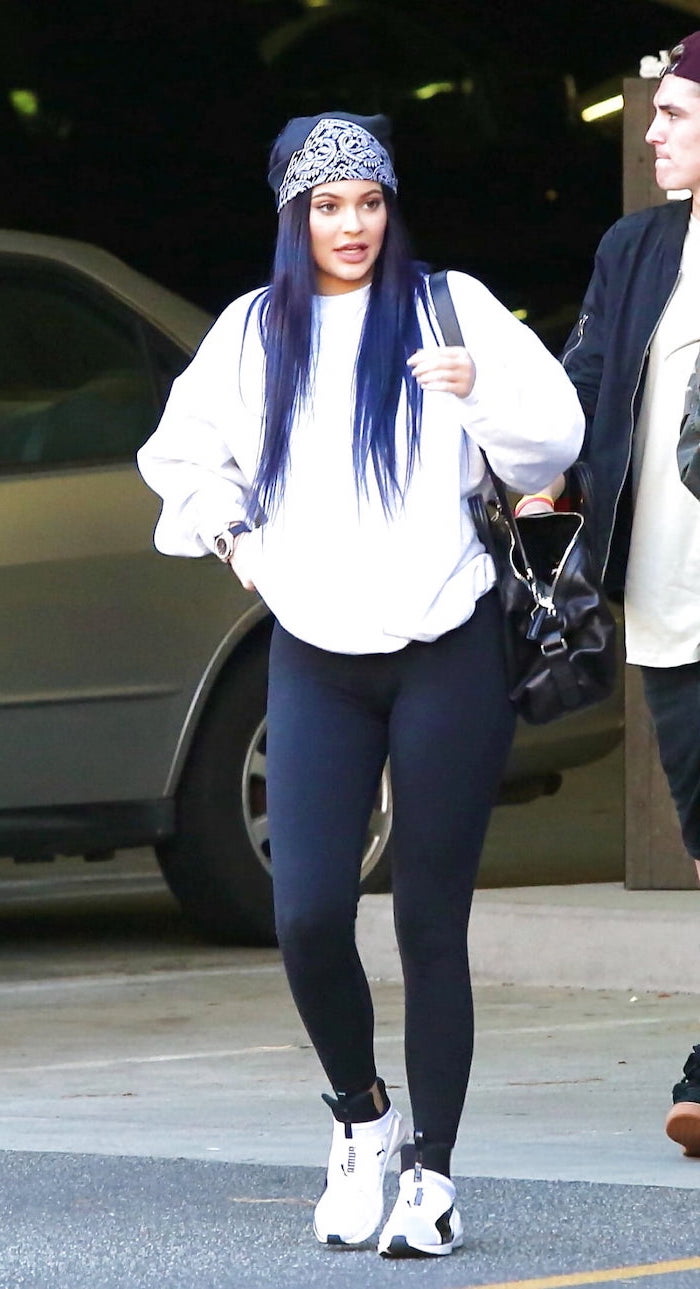 kylie jenner walking on a sidewalk, wearing leggings and white sweatshirt, cute outfits with leggings, black bandana on her head