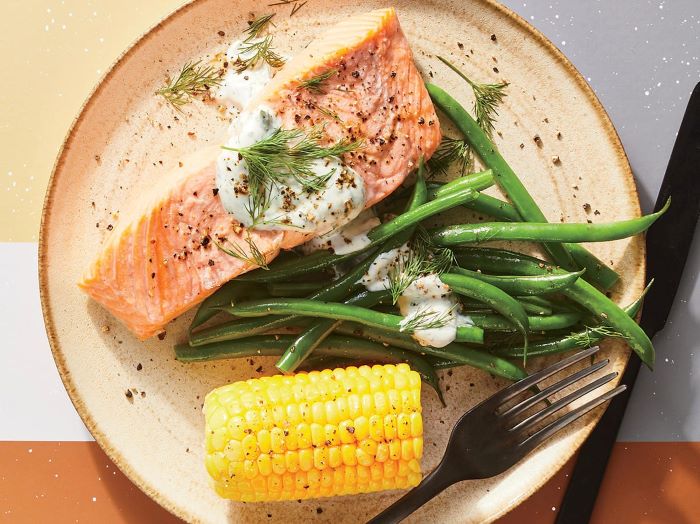 smoked salmon with green beans and corn on the side, easy dinner ideas for two, creamy sauce on top