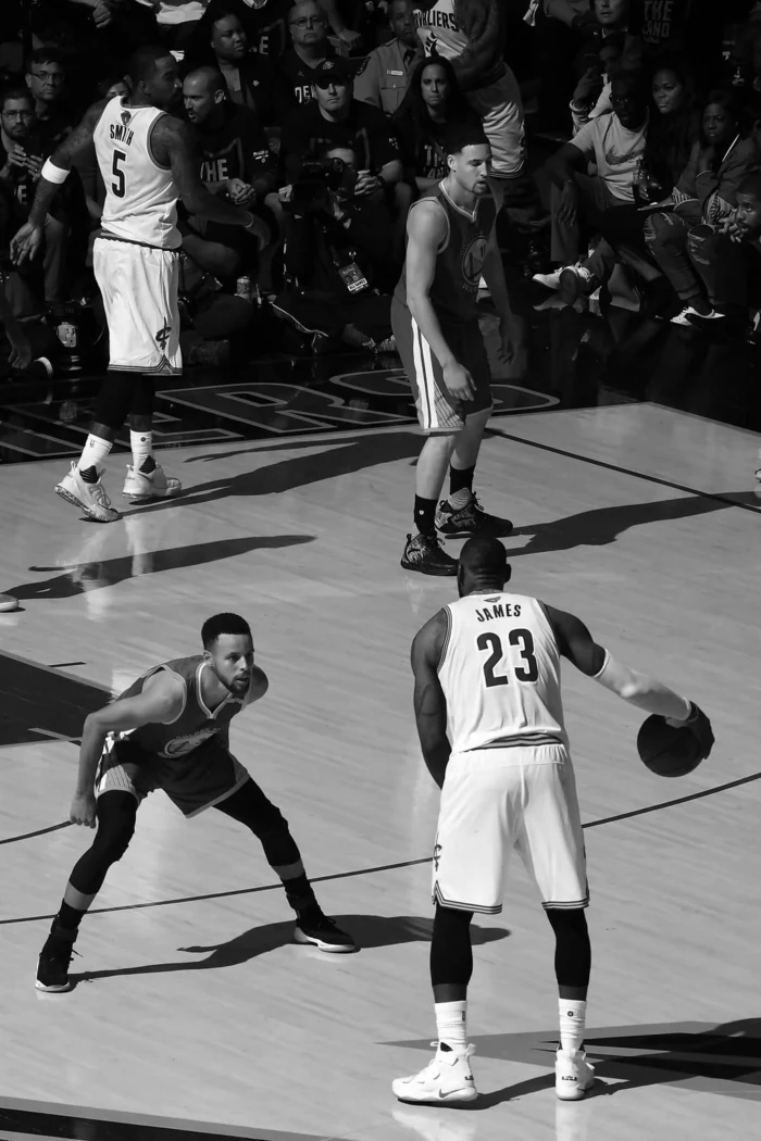 stephen curry against lebron james, both on the court, nba wallpaper, black and white photo, cleveland cavaliers vs golden state warriors
