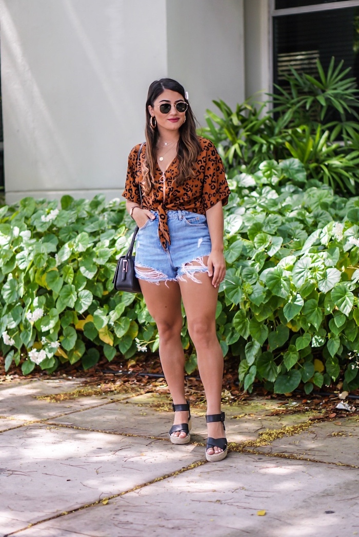 cute simple outfits brunette woman wearing ripped denim shortrs leopard print crop top black sandals