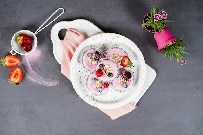 dessert ideas for party frozen skyr cupcakes decorated with oats blueberries strawberries raspberries arranged on white plate