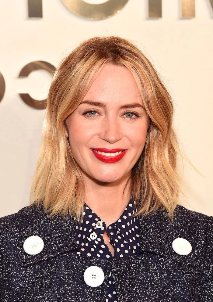 emily blunt with shoulder length blonde wavy hair short haircuts for fine hair wearing black shirt with white dots black coat