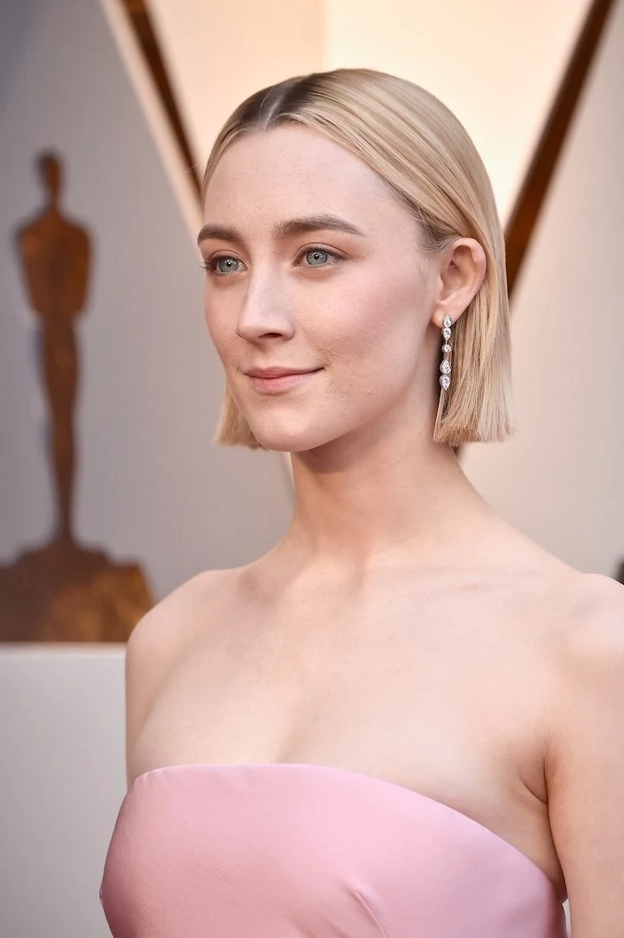 haircut for thin hair to look thicker saoirse ronan wearing strapless pink dress on the red carpet with straight blonde hair separated in the middle