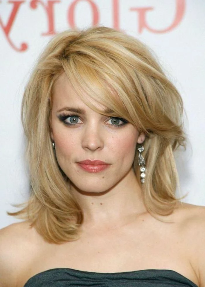 rachel mcadams wearing strapless dress on the red carpet short haircuts for fine hair with shoulder length blonde wavy hair