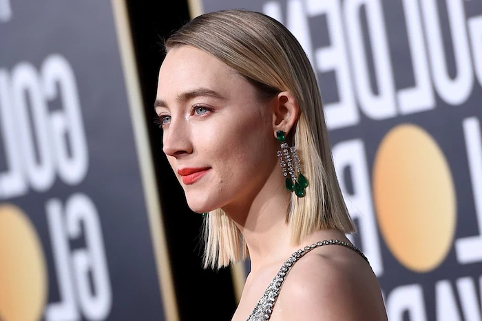saoirse ronan on the red carpet wearing silver dress long earrings with emeralds short hairstyles for thin hair blonde hair with highlights in slick straight bob