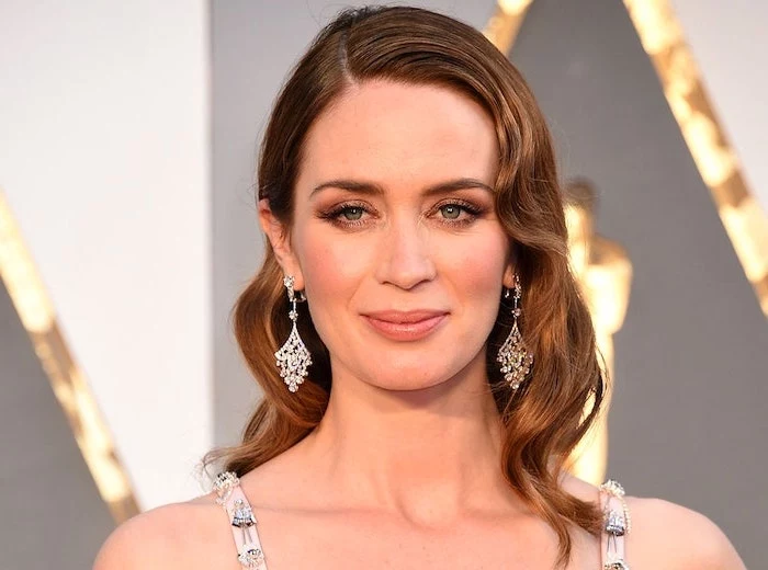 short haircuts for fine hair emily blunt with shoulder llength brunette curly hair on the red carpet
