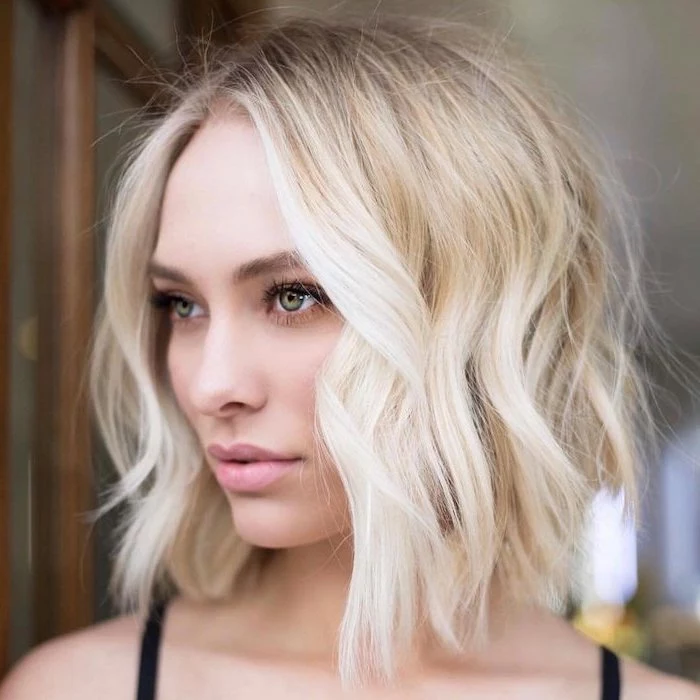 short hairstyles for thin hair woman with green eyes with shoulder length blonde wavy hair
