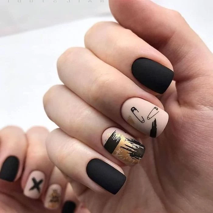short square nails cute acrylic nails black matte nail polish decorations in black and gold on ring and miffle fingers