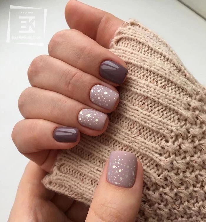 short square nails cute acrylic nails dark and light gray nail polish glitter decorations on thumb middle and ring fingers