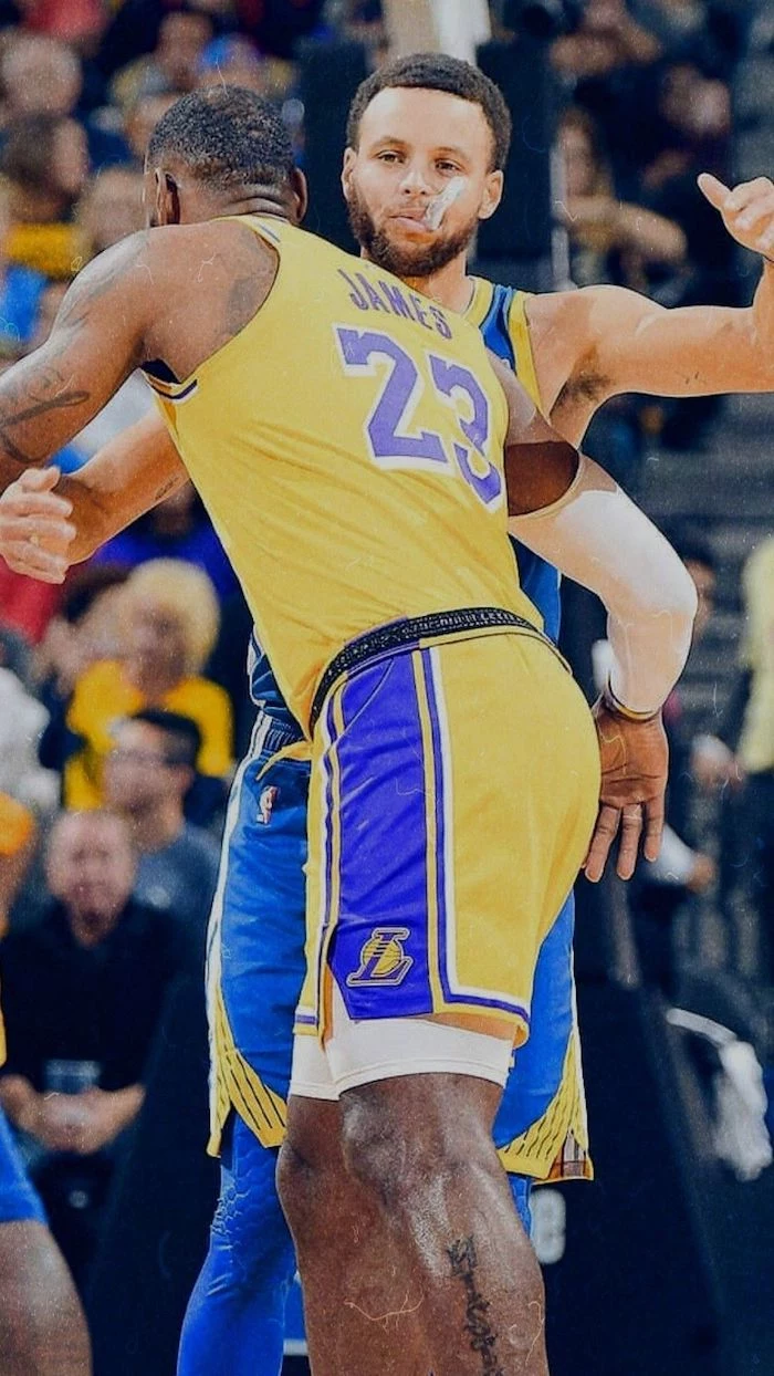 lebron james wearing lakers uniform hugging stephen curry wearing golden state warriors uniform on the court lebron james wallpaper iphone