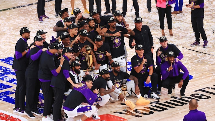 cool basketball wallpapers los angeles lakers team standing in the middle of the court posing for photo at the 2020 nba finals