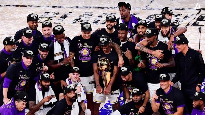 los angeles lakers team standing in the middle of the court posing for photo lebron james wallpaper 2020 nba finals